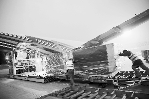据统计,当前跨境电商贸易价值占全球贸易的35%,而跨境电商多使用航空运输,随着跨境电商的进一步发展,航空物流将发挥越来越重要的作用。CNSPHOTO提供