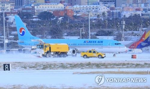 济州机场跑道除雪工作正在进行中。(图片来源:韩联社)