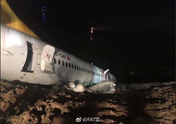 土耳其客机冲出跑道险入海 162名乘客安全撤离432153_ 土耳其客机冲出跑道险入海 162名乘客安全撤离