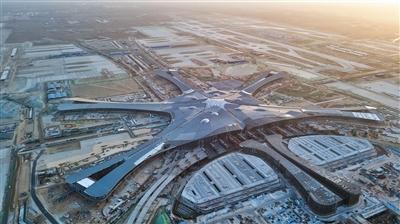 1月16日,航拍北京新机场航站楼主体,位于北京市大兴区与河北省廊坊市广阳区之间的新机场定位为大型国际枢纽机场。A08-A09版摄影/新京报记者 王飞