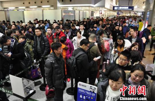 图为旅客排队过安检。　吕俊明 摄