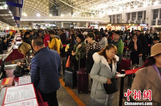 图为旅客排队值机。　吕俊明 摄