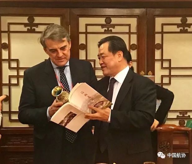 李军理事长会见国际航协理事长朱尼亚克434901_ 李军理事长会见国际航协理事长朱尼亚克