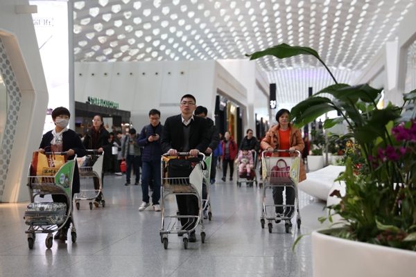 深圳机场候机区内新增行李手推车600余辆，方便旅客取用 摄影：詹璐华.jpg