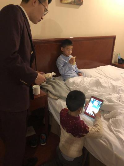 天航地服工作人员悉心照料儿童.jpg