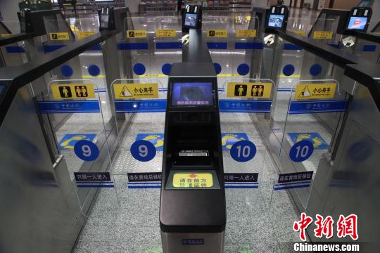 图为正式投入使用的自助查验通道。 巫光燕 摄