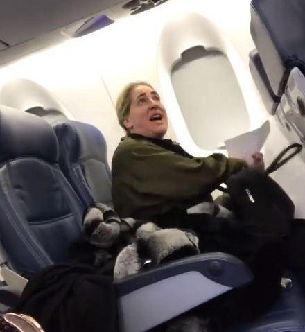 女子威胁空姐“你明天会下岗” 结果自己被停职436685_ 女子威胁空姐“你明天会下岗” 结果自己被停职
