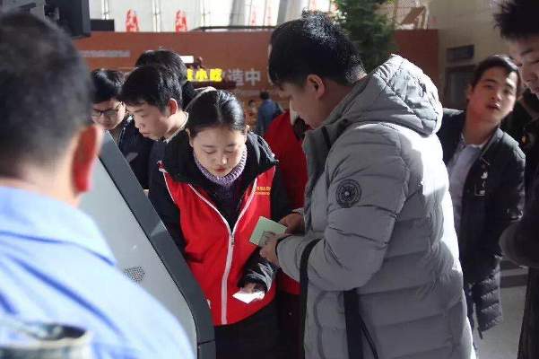 飞航地服青年志愿者在候机楼内协助旅客.jpg