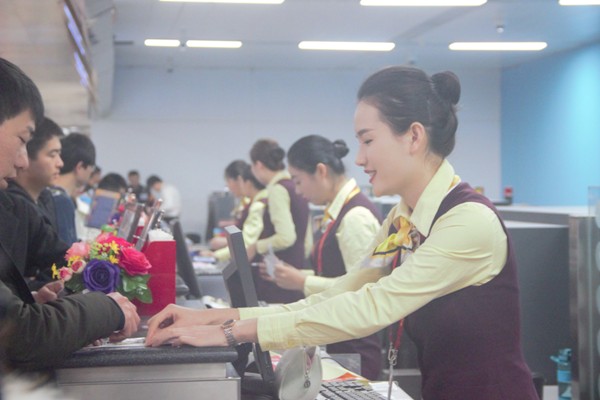 飞航地服值机员黄兰芳正在为美兰机场旅客办理值机手续.jpg