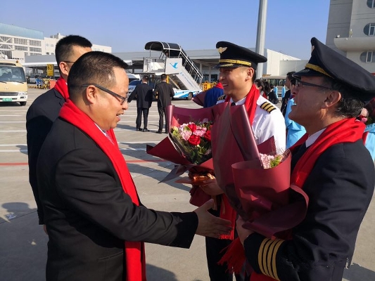 图为厦航董事长车尚轮、总经理赵东等领导在除夕当天慰问执飞的Carlos等机组成员。（贺晟摄）.jpg