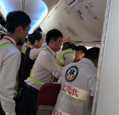 飞航地服员工齐心协力将旅客抬入客舱.jpg