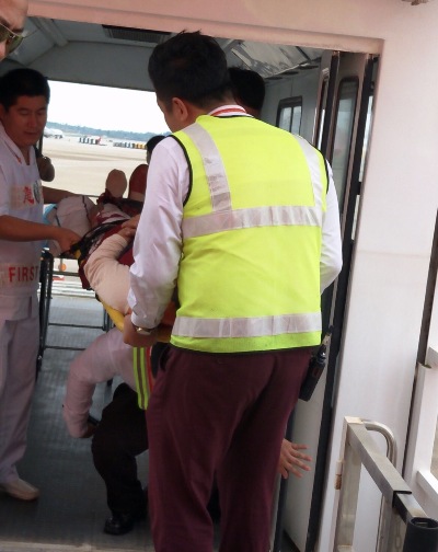 苏文炜用后背为旅客架起人工廊桥.jpg