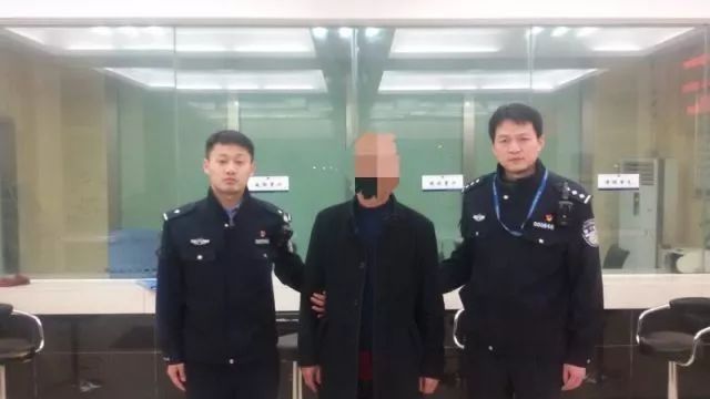 男子酒后机上滋事被拘12天