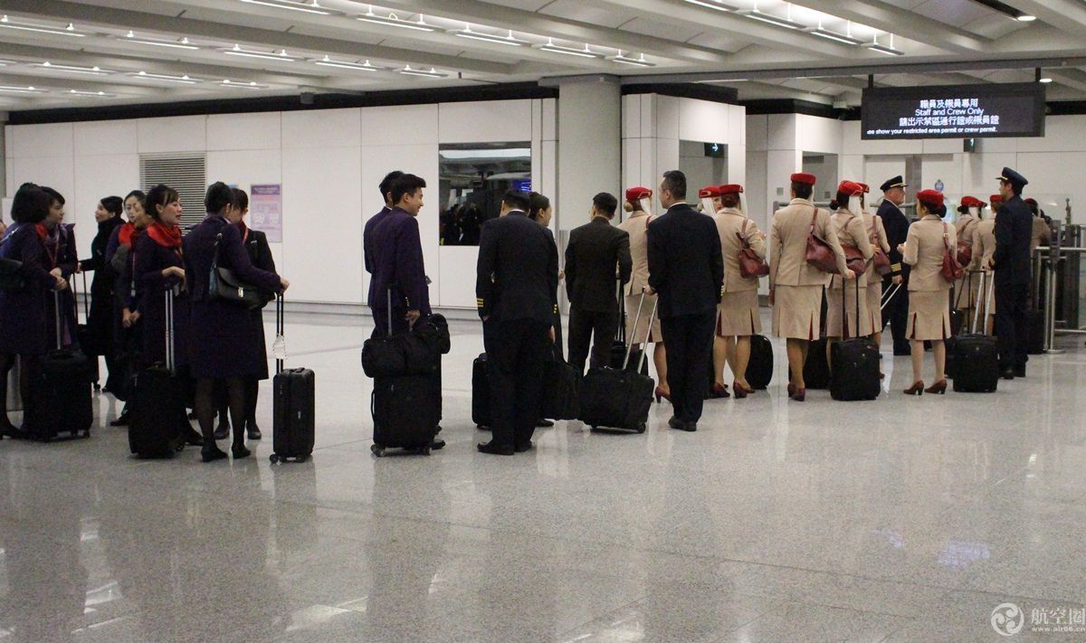 新加坡空姐违规未安检致航班延误 香港机场调查438929_ 新加坡空姐违规未安检致航班延误 香港机场调查