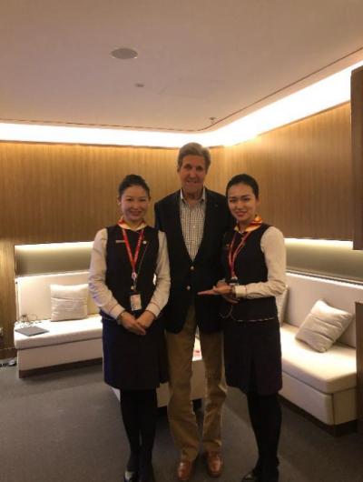 飞航地服贵宾服务员与美国前任国务卿合照.jpg