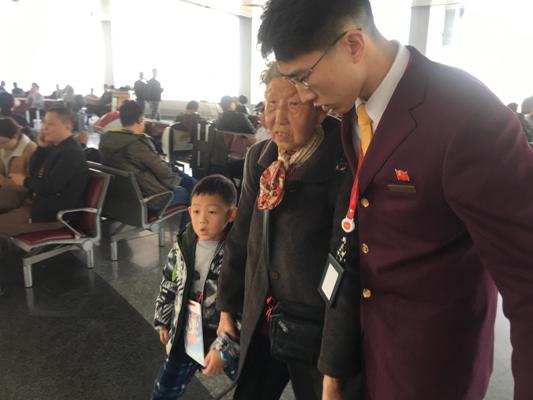 邢海杰将老奶奶与小朋友安全送到家人身边.jpg