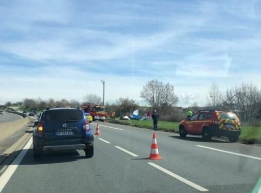 法国一架飞机在高速公路坠毁 机上2人身亡441505_ 法国一架飞机在高速公路坠毁 机上2人身亡