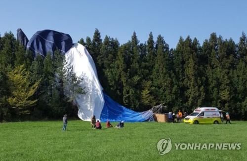 韩济州岛一热气球着陆时撞树坠毁 致1死12伤442619_ 韩济州岛一热气球着陆时撞树坠毁 致1死12伤