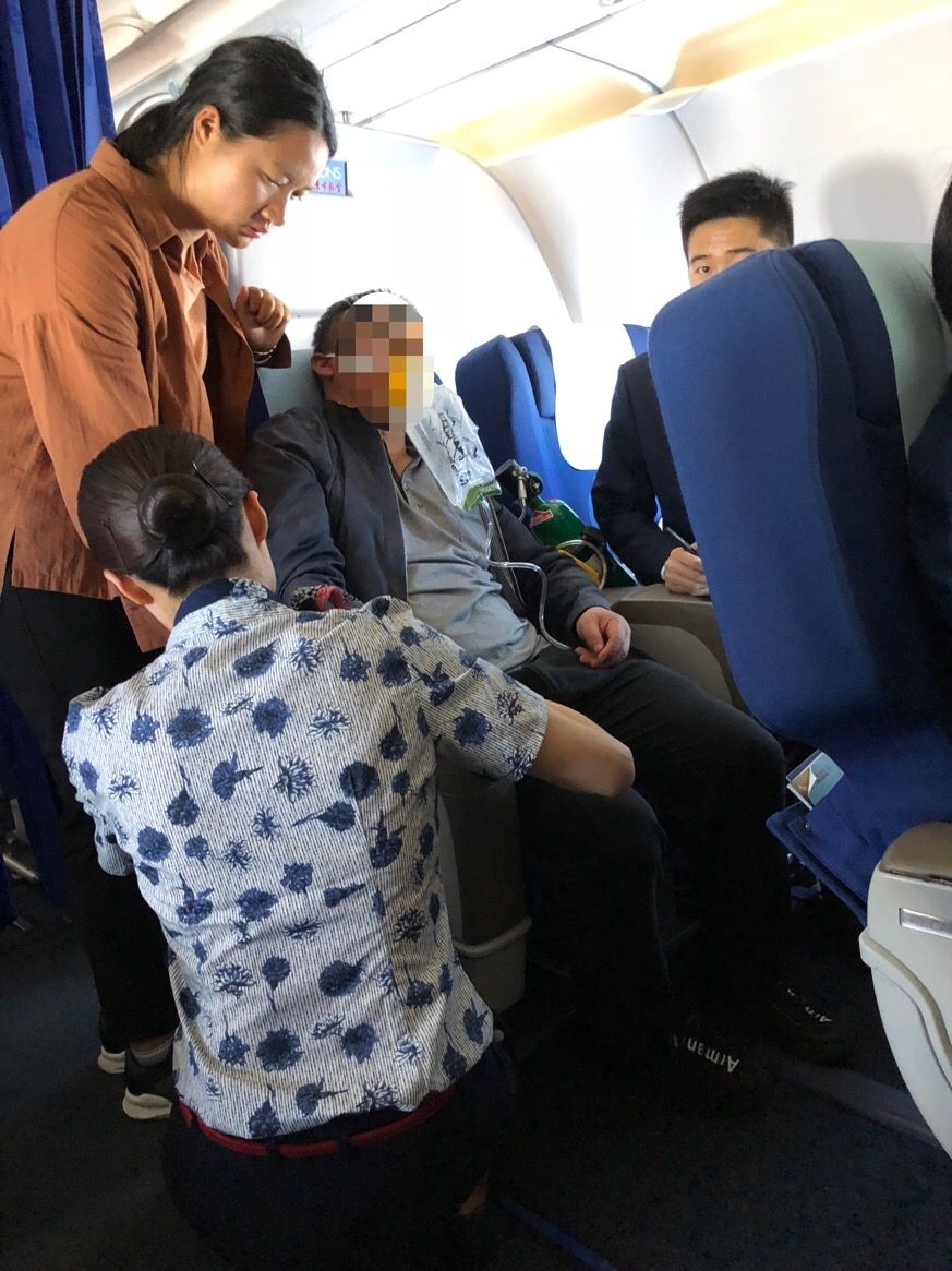 旅客机上晕倒 东航与昆明机场AOC空地联动救治444019_ 旅客机上晕倒 东航与昆明机场AOC空地联动救治