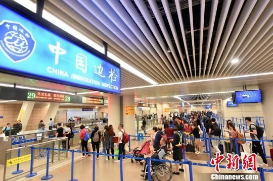 10秒自助通关 一季度浦东机场口岸280万人次获益444731_ 10秒自助通关 一季度浦东机场口岸280万人次获益