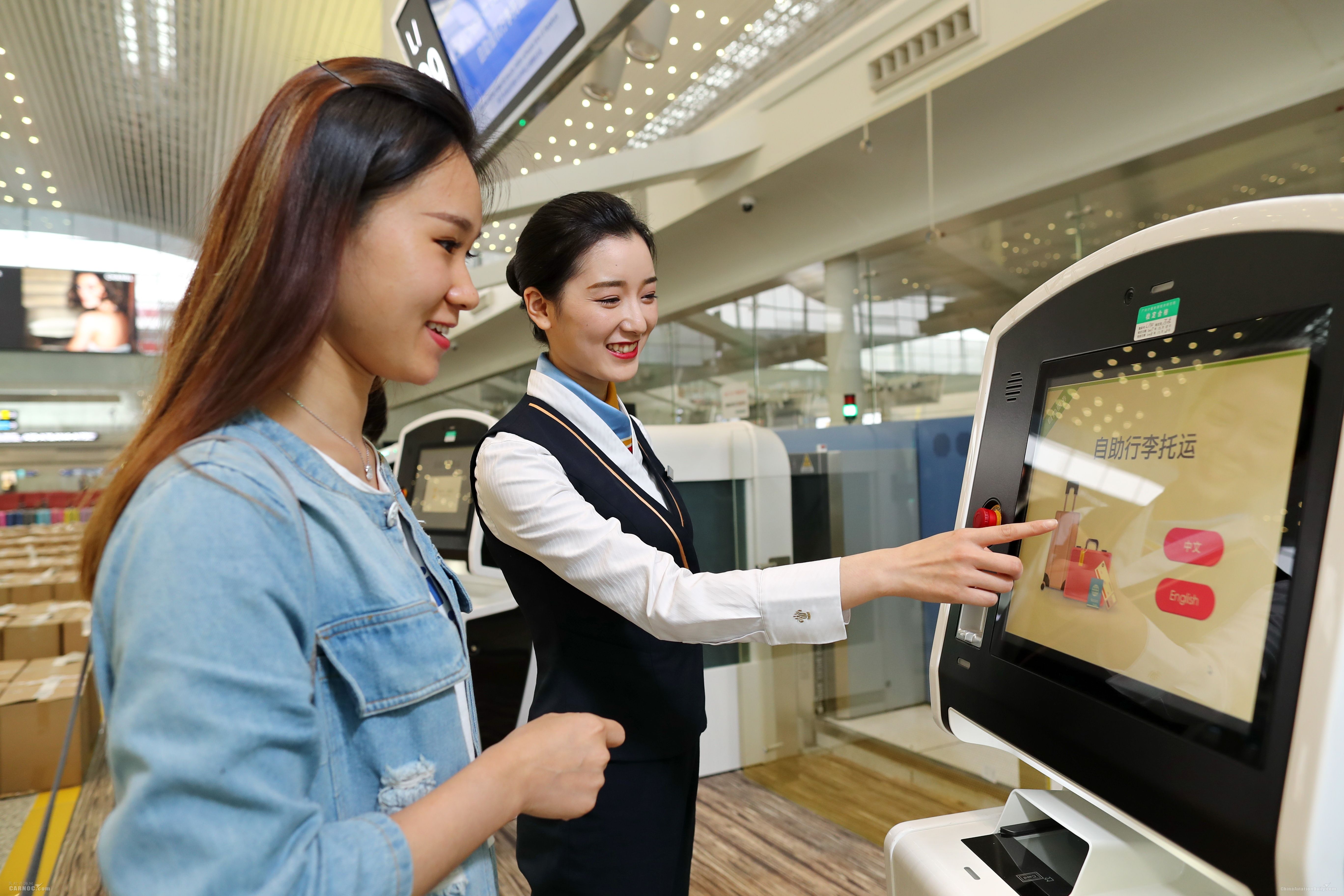 智能化出行席卷白云机场 自助托运仅需一分钟451281_ 智能化出行席卷白云机场 自助托运仅需一分钟