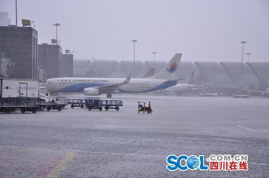 雷暴致成都机场大面积航班延误 上万旅客滞留451397_ 雷暴致成都机场大面积航班延误 上万旅客滞留
