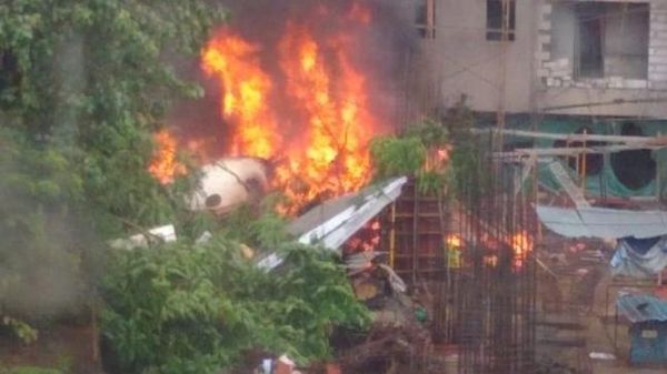 印度一小型飞机在孟买闹市坠毁 已致五人死亡451931_ 印度一小型飞机在孟买闹市坠毁 已致五人死亡