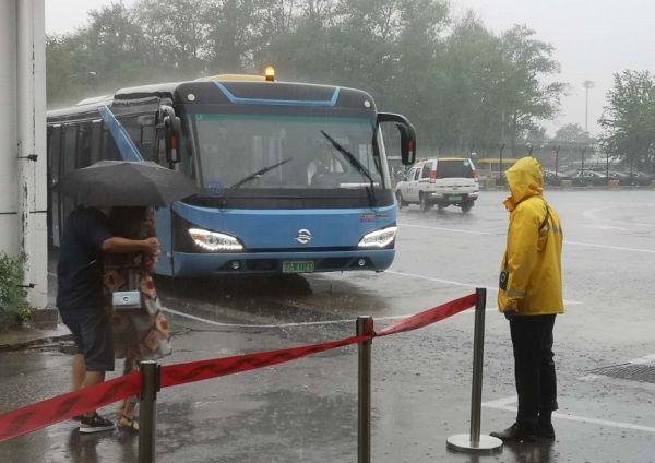 北京暴雨天气,飞航地服保障旅客平安出行454757_ 北京暴雨天气,飞航地服保障旅客平安出行