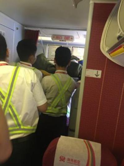 飞航地服工作人员一同将担架旅客抬下机.jpg