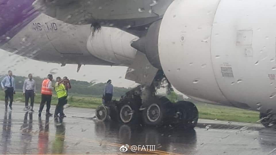 泰航777着陆时爆胎并偏出跑道455647_ 泰航777着陆时爆胎并偏出跑道