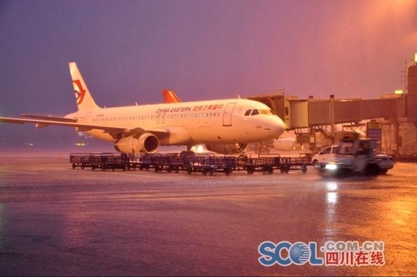 遭遇雷暴天气 成都机场大面积航班延误455967_ 遭遇雷暴天气 成都机场大面积航班延误