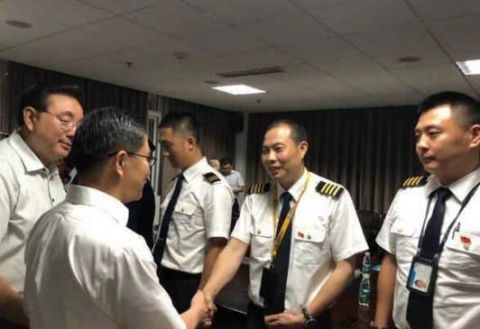 川航英雄机长故事将拍成电影《中国机长》