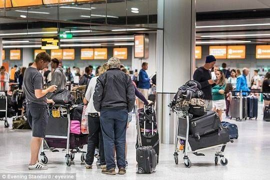 英国一机场禁止用“亲”称呼旅客:太不专业457819_ 英国一机场禁止用“亲”称呼旅客:太不专业