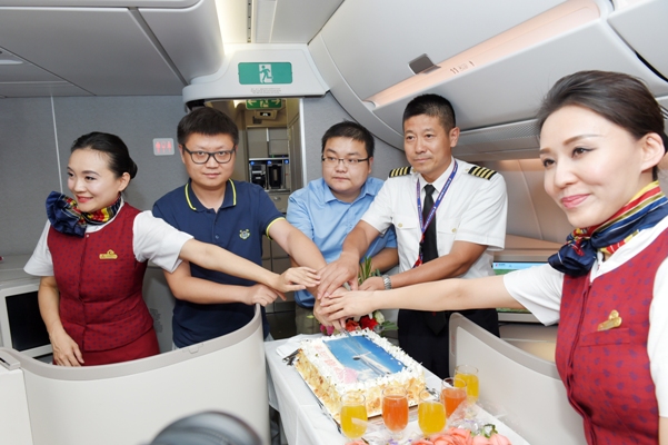 4.机组与机上旅客祝福首航成功。尹璐摄.JPG