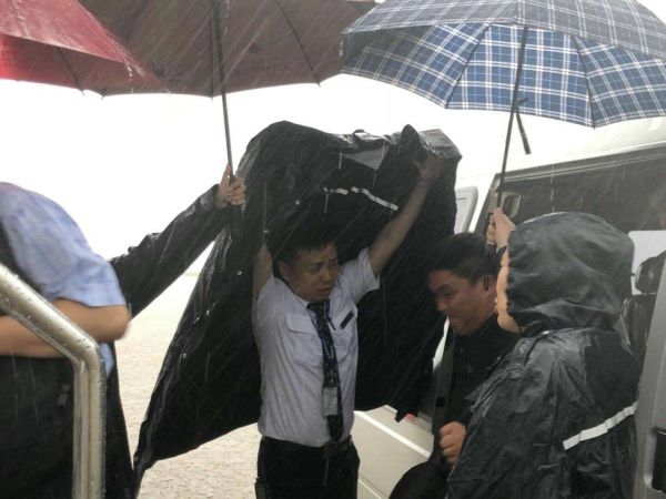东航江西人用真情服务为乘客们遮风挡雨458007_ 东航江西人用真情服务为乘客们遮风挡雨