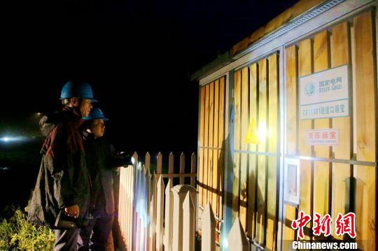 国网岱山县供电公司电力员工对电力设施进行巡检排查。 汤志成 摄