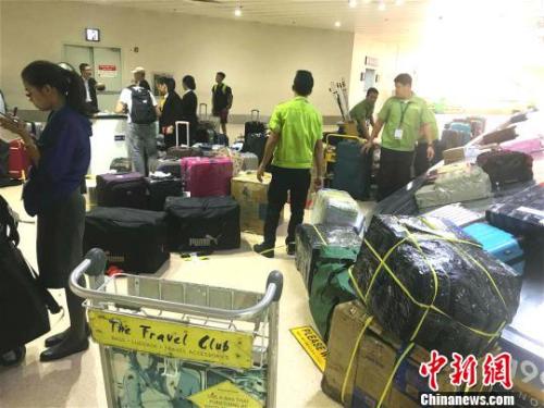 17日中午11时40分,乘坐16日晚厦门航空(以下简称厦航)厦门飞马尼拉MF8667航班的旅客,在马尼拉国际机场第一航站楼开始提取行李,陆续离开机场。当日中午11时20分,厦航偏离跑道事故飞机行李舱打开,开始卸载旅客托运行李。 菲芬 摄