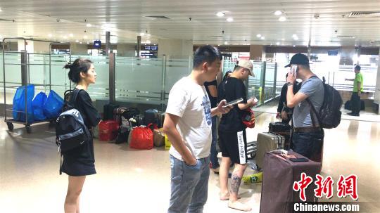 8月16日晚,厦门航空公司B738/B5498号机,执行MF8667(又称 CXA8667)厦门-马尼拉航班任务,21:23于厦门起飞,23:55在马尼拉机场24号跑道着陆后滑跑过程中偏出跑道,飞机左发动机脱落。机上共165人,其中旅客157人,机组8人(机长为韩籍飞行员),均已安全撤离,初步报告无人员伤亡。 菲芬 摄