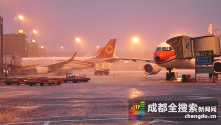 成都机场昨晚遭强雷暴袭击 备降外场航班达49个458903_ 成都机场昨晚遭强雷暴袭击 备降外场航班达49个