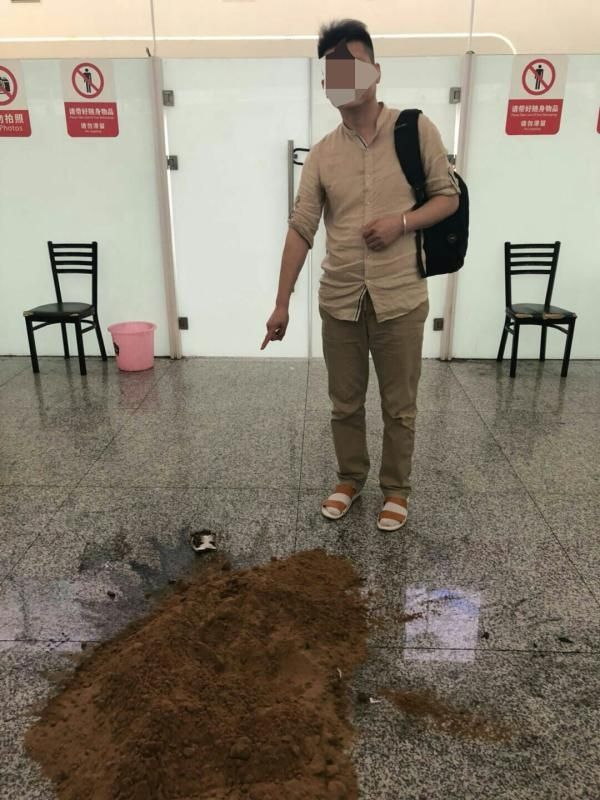 充电宝不合规被拦下,旅客怒砸引自燃被行拘458915_ 充电宝不合规被拦下,旅客怒砸引自燃被行拘