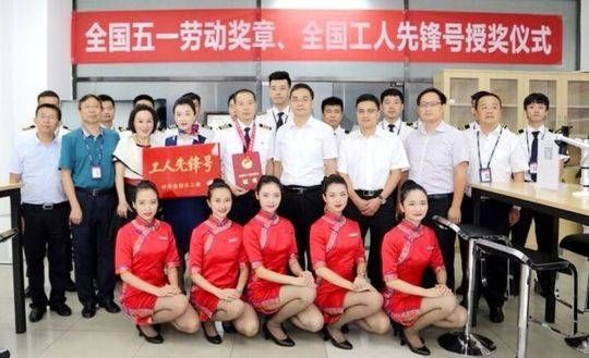 川航英雄机长获全国五一劳动奖章460789_ 川航英雄机长获全国五一劳动奖章