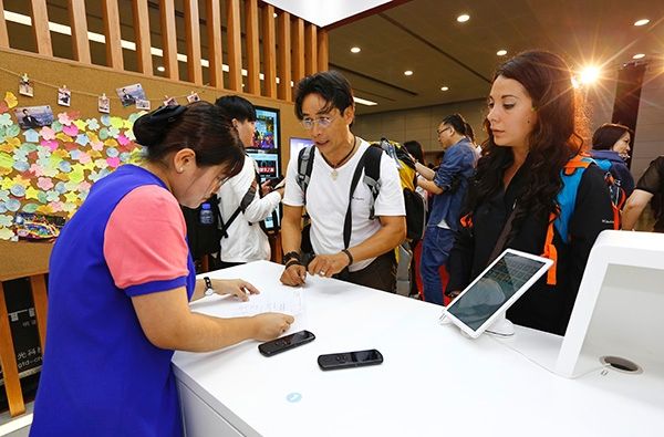 上海两大机场启用全新旅游咨询服务中心463601_ 上海两大机场启用全新旅游咨询服务中心