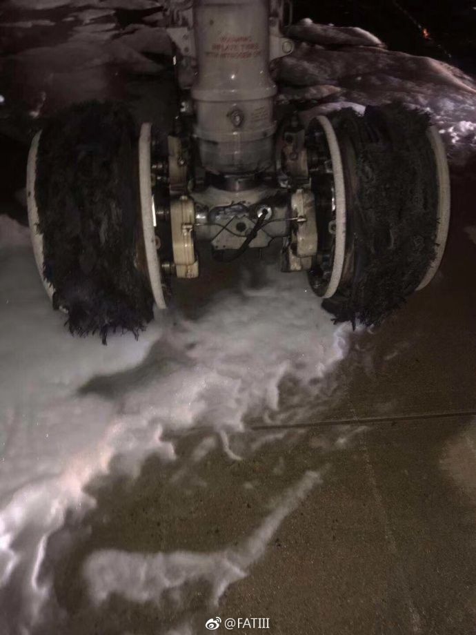 马航上海飞吉隆坡客机左起落架爆胎中断起飞466379_ 马航上海飞吉隆坡客机左起落架爆胎中断起飞