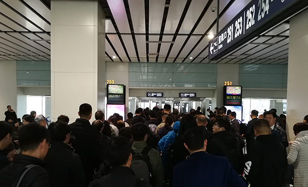 MU5257航班备降旅客后续航班开始登机