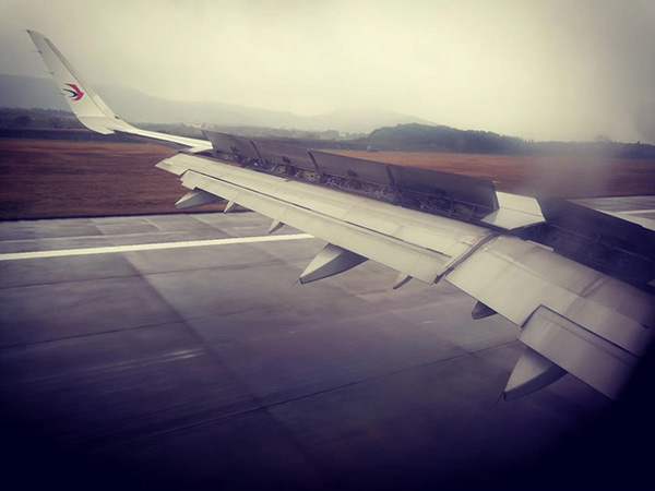 备降南昌机场时旅客拍到飞机滑行情况