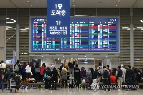 韩国仁川机场焦急等待偶像的粉丝大军(韩联社)