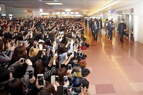 在日本东京羽田机场疯狂拍照的粉丝大军(韩联社)