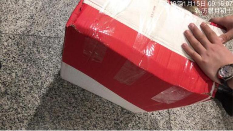 飞航地服工作人员将旅客遗失的药品包打包好送往行查.jpg