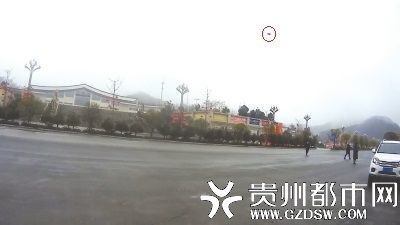 高铁站上空玩无人机,危险!483025_ 高铁站上空玩无人机,危险!