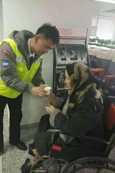 海航地服真情服务暖人心,为旅客驱走寒冷.jpg